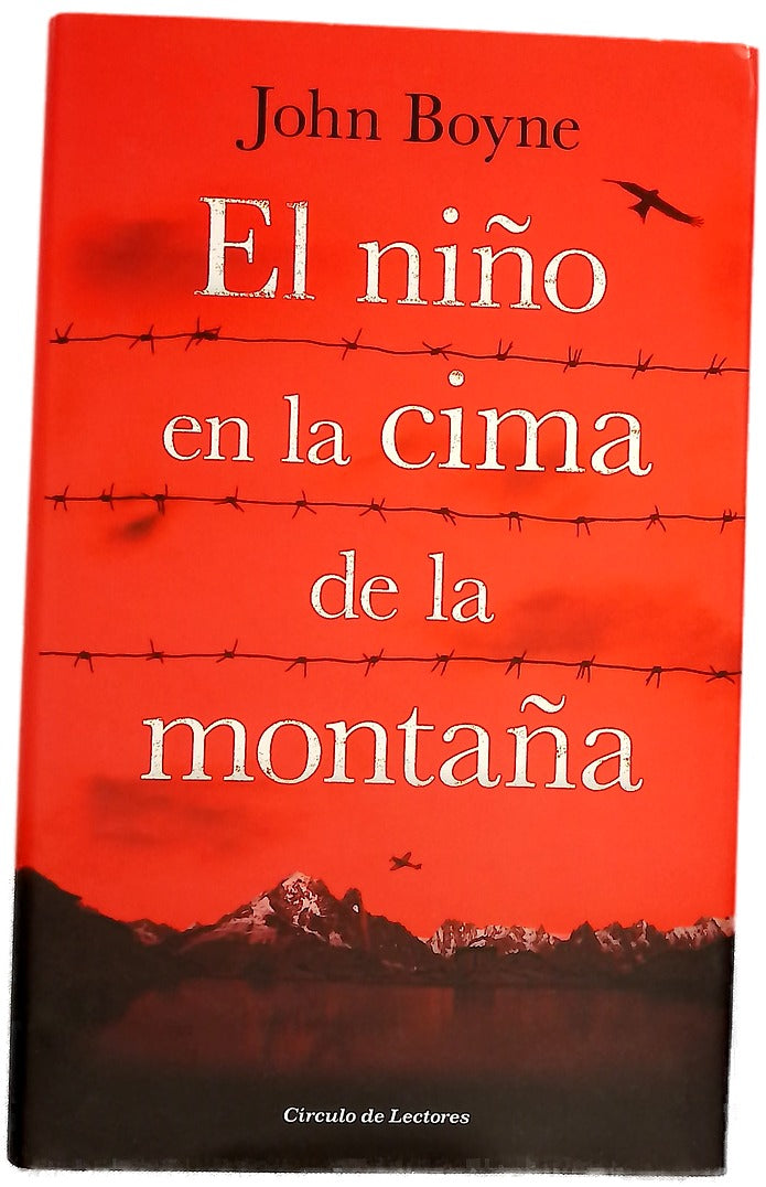 El niño en la cima de la montaña