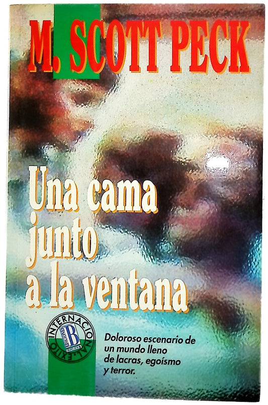 Una cama junto a la ventana