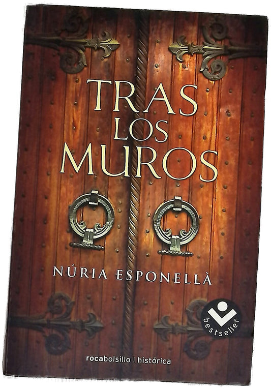 Tras los muros