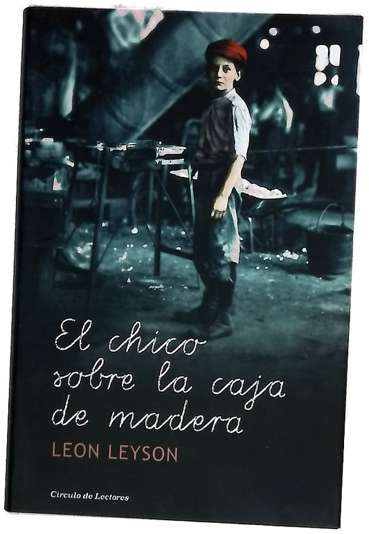 El chico sobre la caja de madera