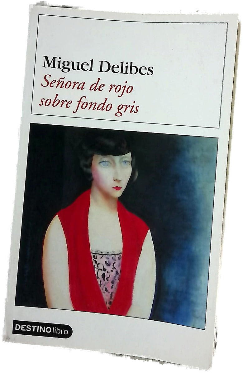 Señora de rojo sobre fondo gris