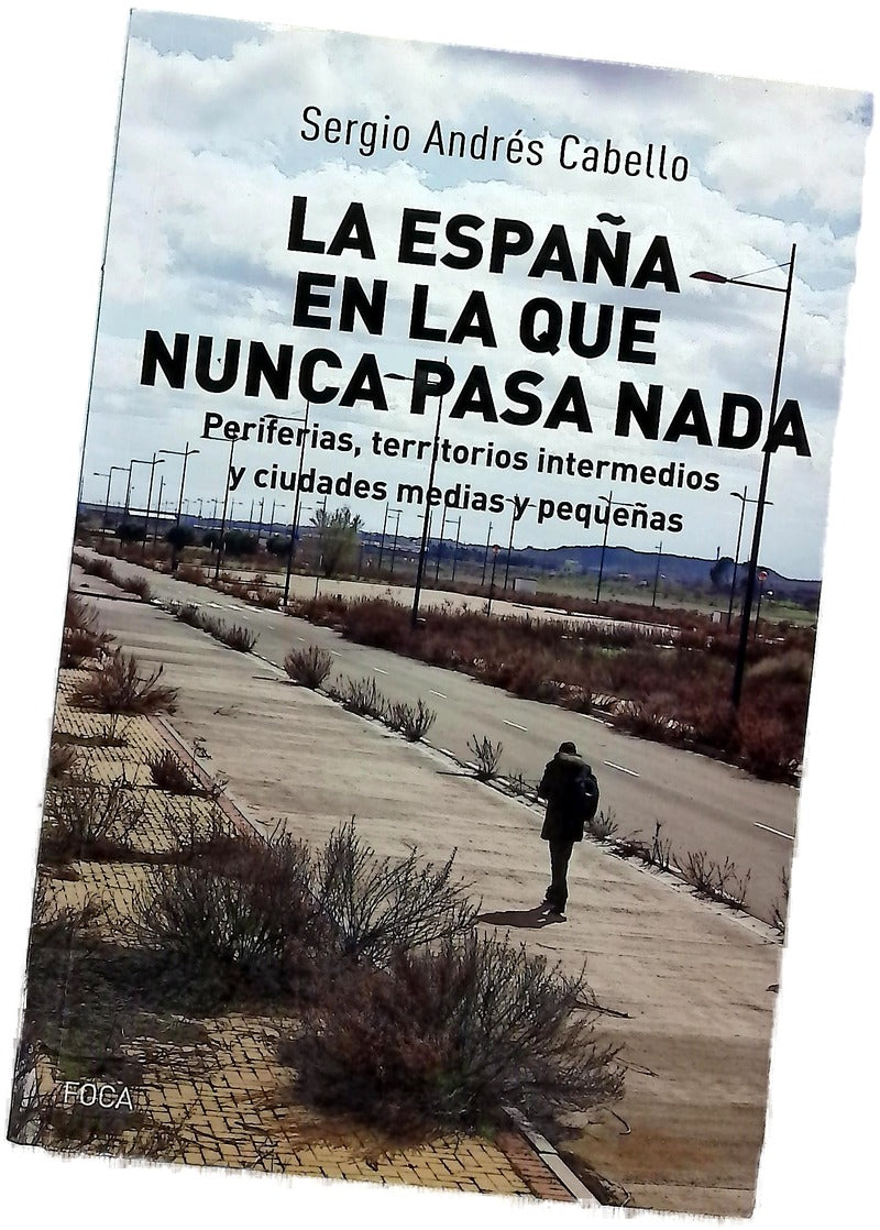 La España en la que nunca pasa nada : periferias, territorios intermedios y ciudades medias y pequeñas