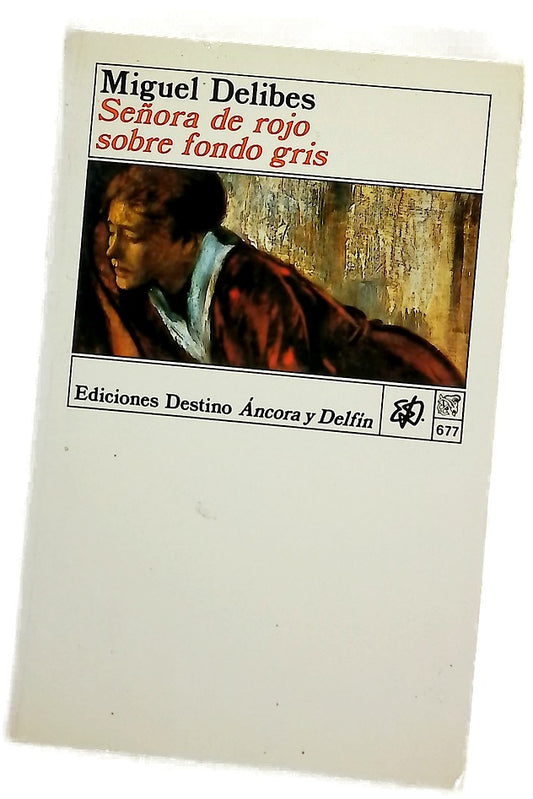 Señora de rojo sobre fondo gris