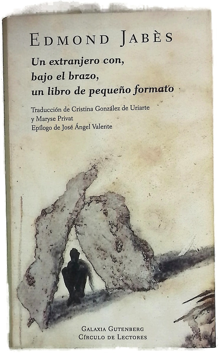 Un extranjero con, bajo el brazo, un libro de pequeño formato