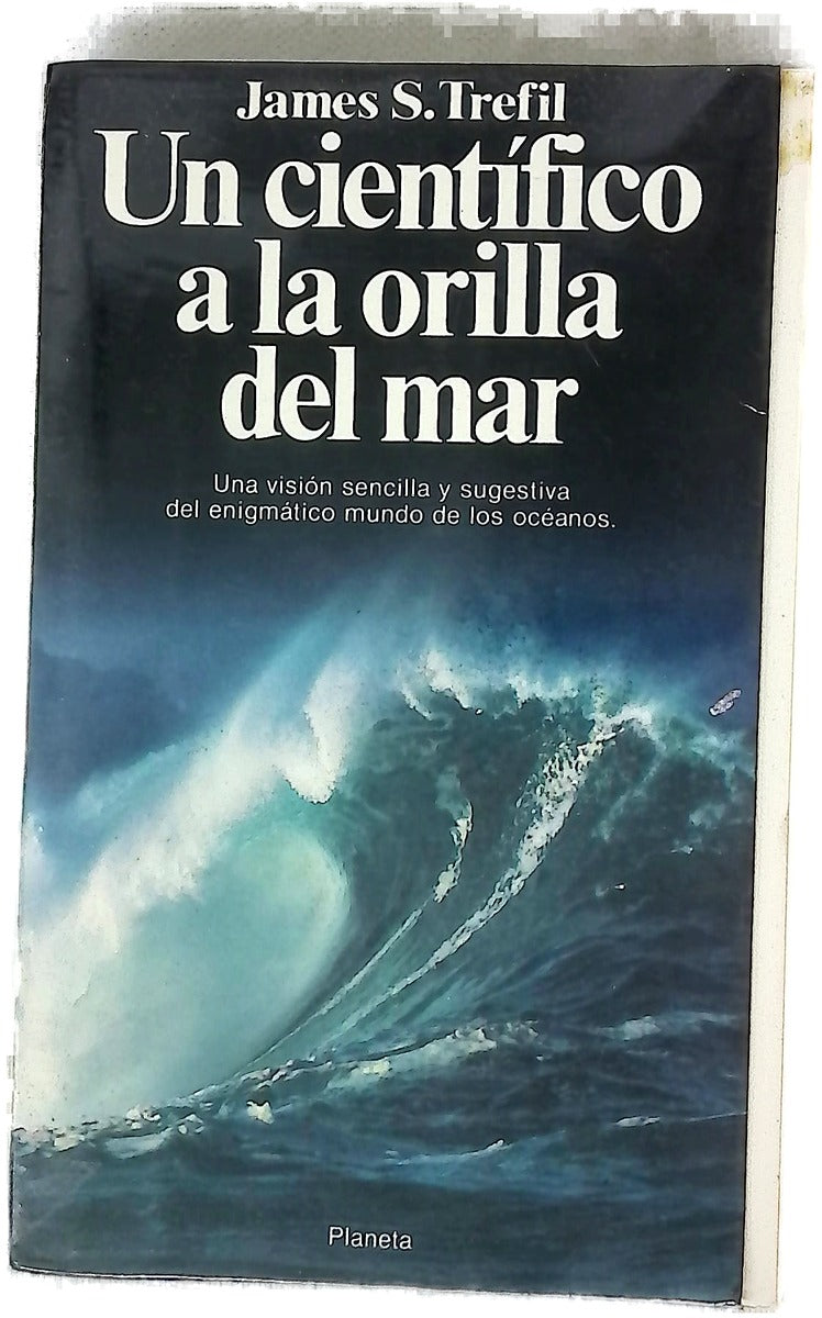 Un científico a la orilla del mar
