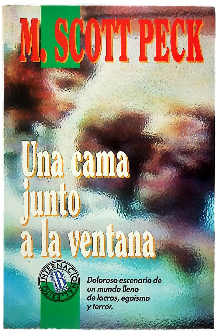 Una cama junto a la ventana